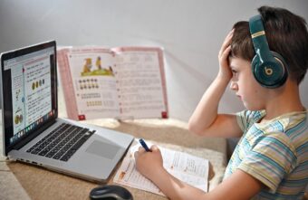 Российских школьников могут перевести на дистанционный формат обучения Российских школьников могут перевести на дистанционный формат обучения