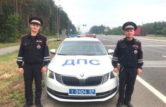 Тверские автоинспекторы доставили в больницу девочку, которой требовалась неотложная помощь