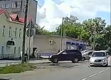 В Тверской области водитель легковушки насмерть сбил собаку и спокойно проехал мимо В Тверской области водитель легковушки насмерть сбил собаку и спокойно проехал мимо