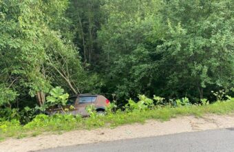 В Тверской области иномарка "вылетела" в кювет и врезалась в дерево