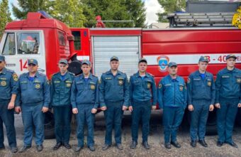 Пожарные вынесли женщину из горящего дома в Тверской области