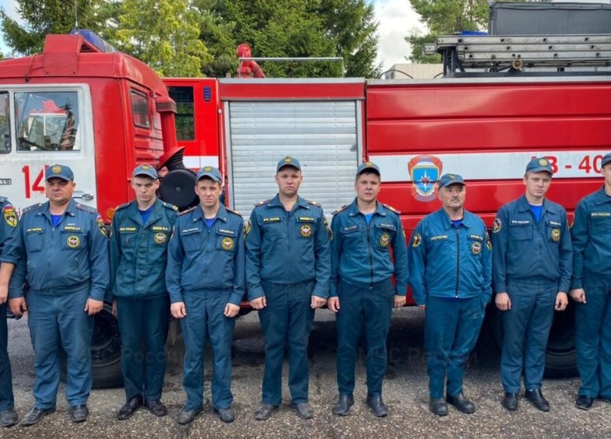 Пожарные вынесли женщину из горящего дома в Тверской области Пожарные вынесли женщину из горящего дома в Тверской области