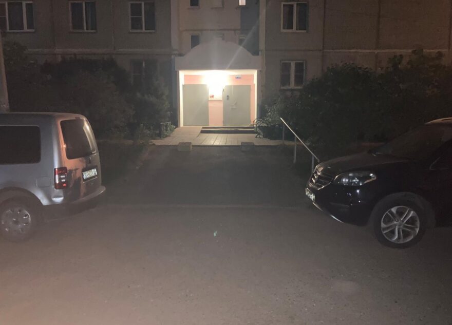 В Твери паркующийся автомобиль задавил пешехода