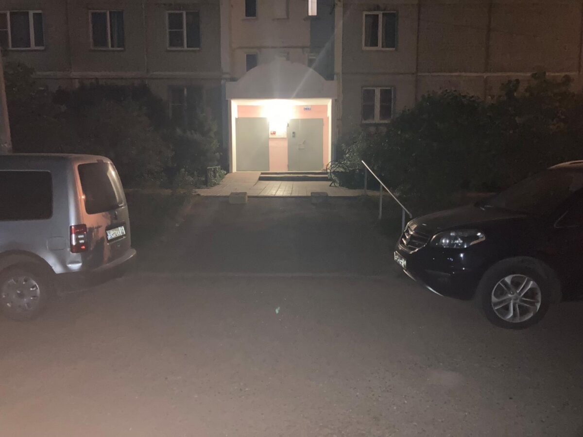 В Твери паркующийся автомобиль задавил пешехода