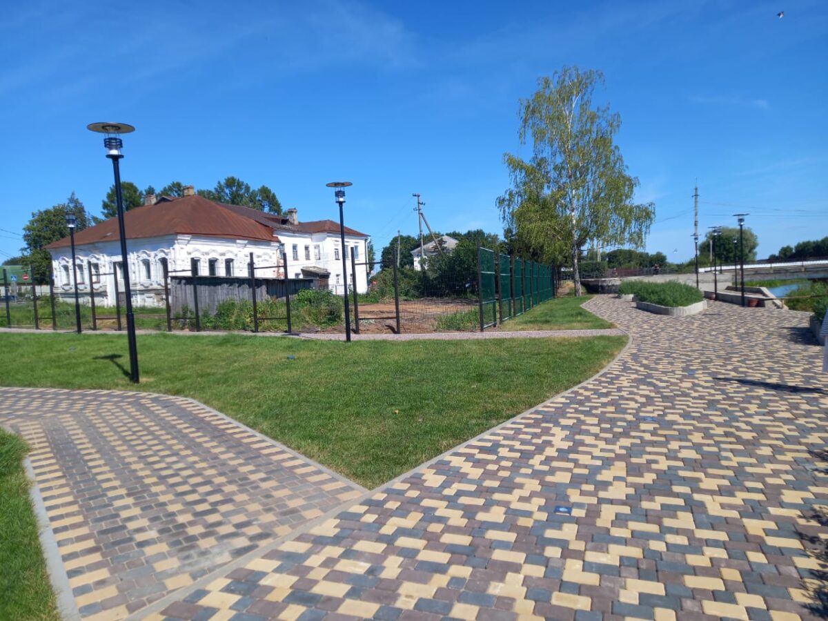 В Торопце благоустраивают дворы и центральные улицы