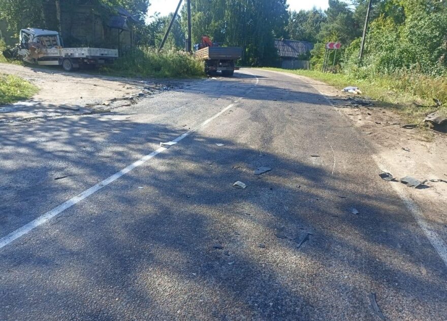Появились фотографии с места гибели водителя "Форда" в Тверской области Появились фотографии с места гибели водителя "Форда" в Тверской области