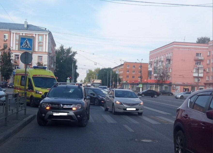 В Твери человек попал под колёса иномарки прямо на пешеходном переходе В Твери человек попал под колёса иномарки прямо на пешеходном переходе