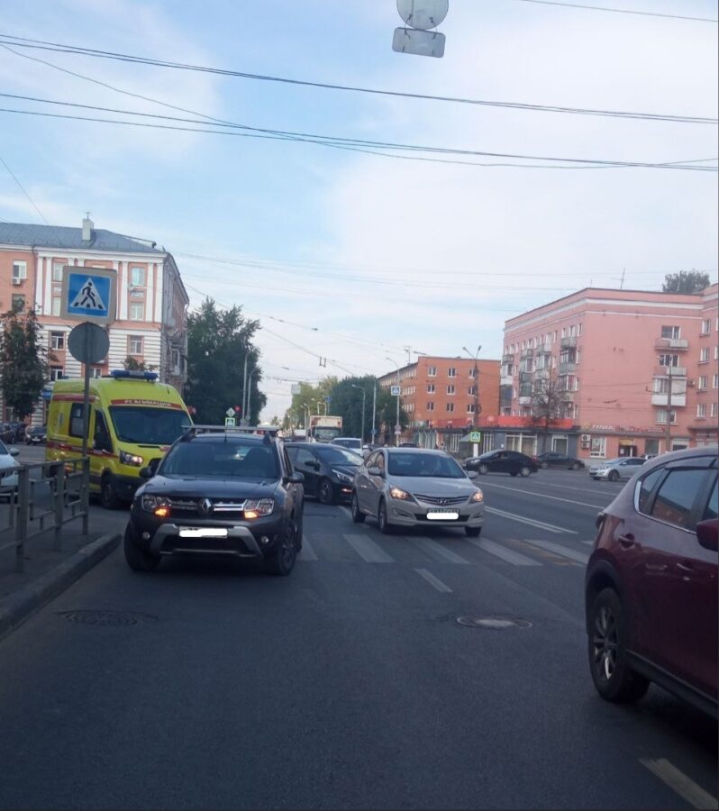 В Твери человек попал под колёса иномарки прямо на пешеходном переходе