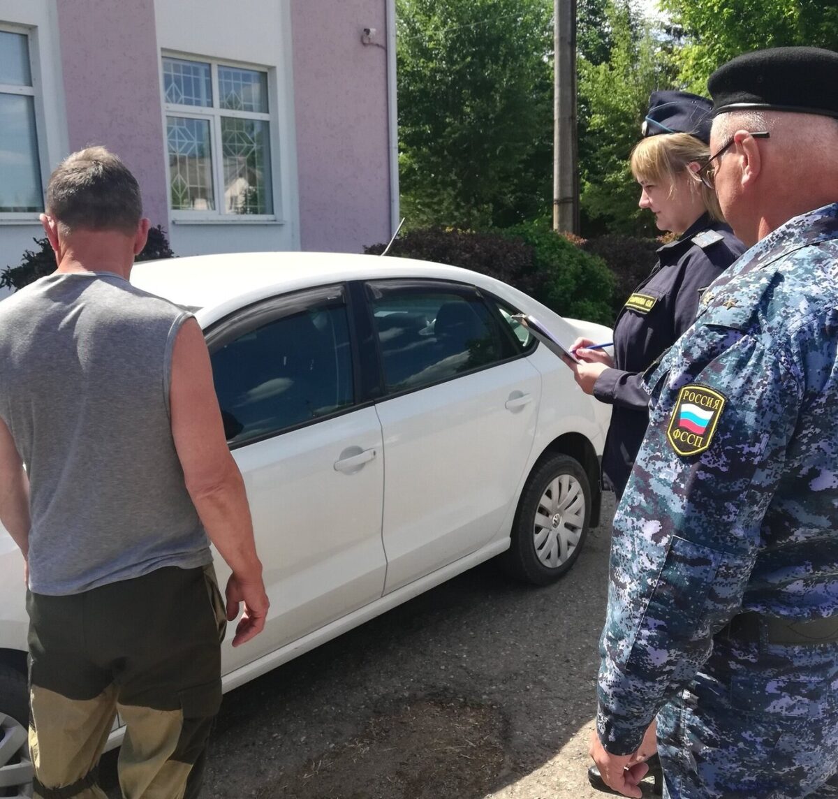 Житель Тверской области пытался спрятать машину от приставов