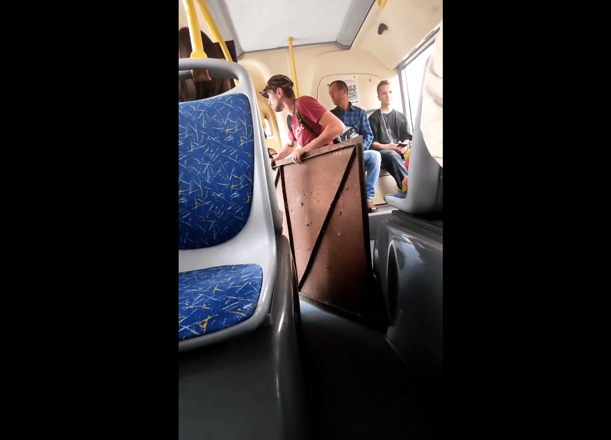 Жителей Твери высадили из автобуса вместе с дверью