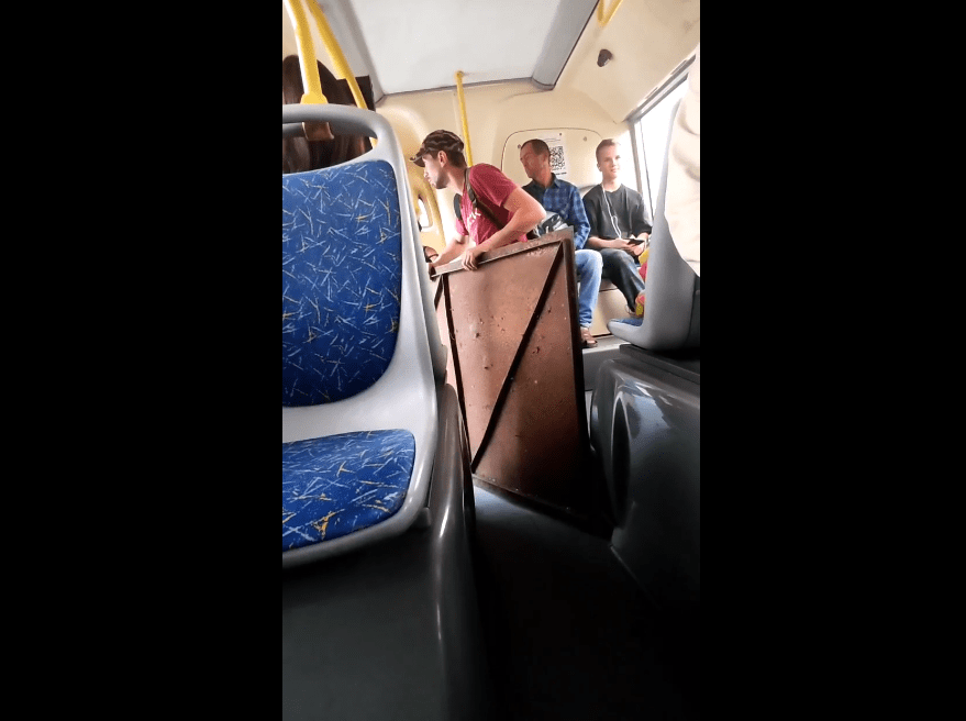 Жителей Твери высадили из автобуса вместе с дверью