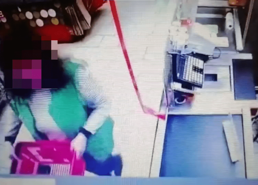 У женщины в Твери сотрудница магазина украла деньги