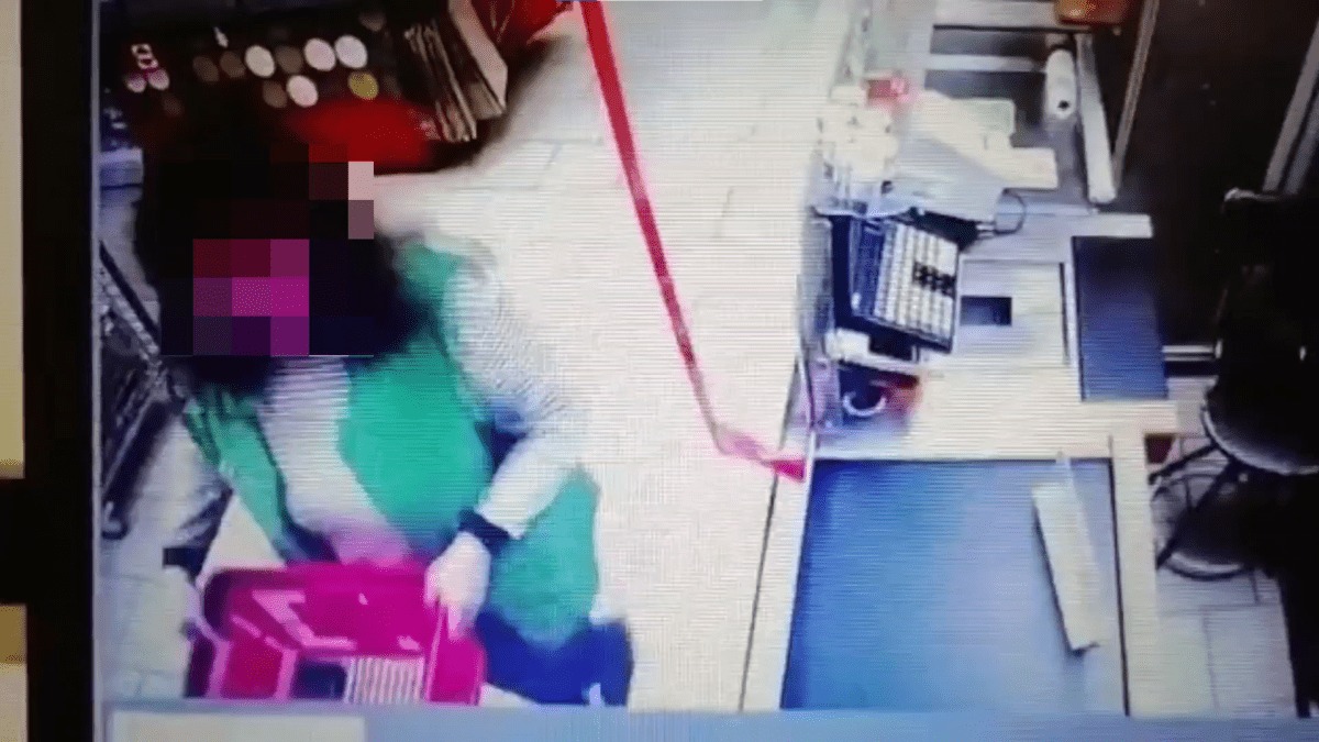 У женщины в Твери сотрудница магазина украла деньги