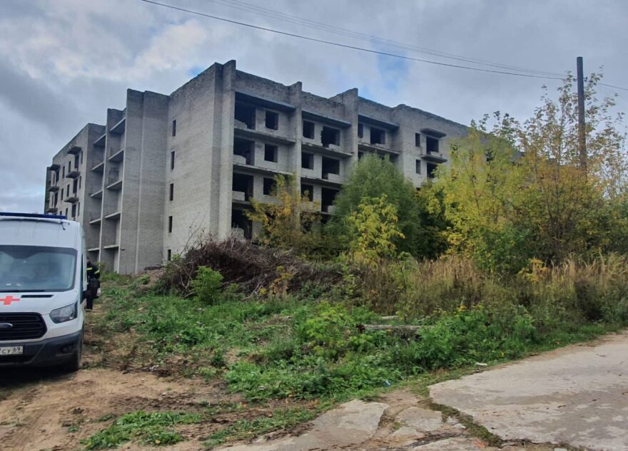 В Тверской области 17-летняя девушка выпала из окна заброшенного здания В Тверской области 17-летняя девушка выпала из окна заброшенного здания