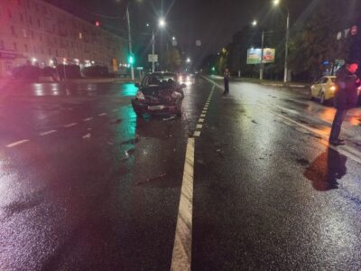 В Твери в ДТП столкнулись 2 автомобиля, есть пострадавший