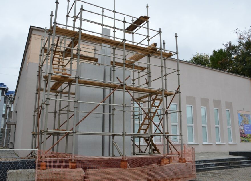 В Твери продолжается строительство памятника комсомольцам