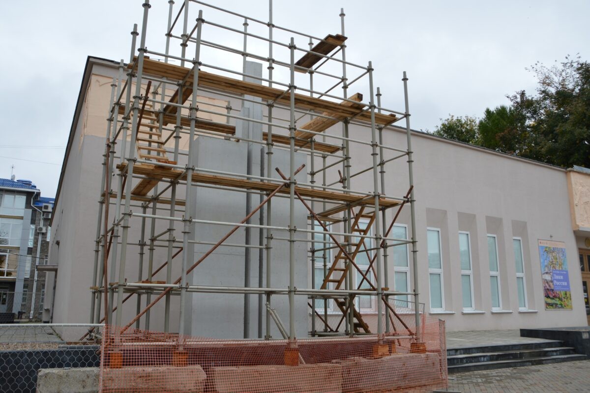 В Твери продолжается строительство памятника комсомольцам