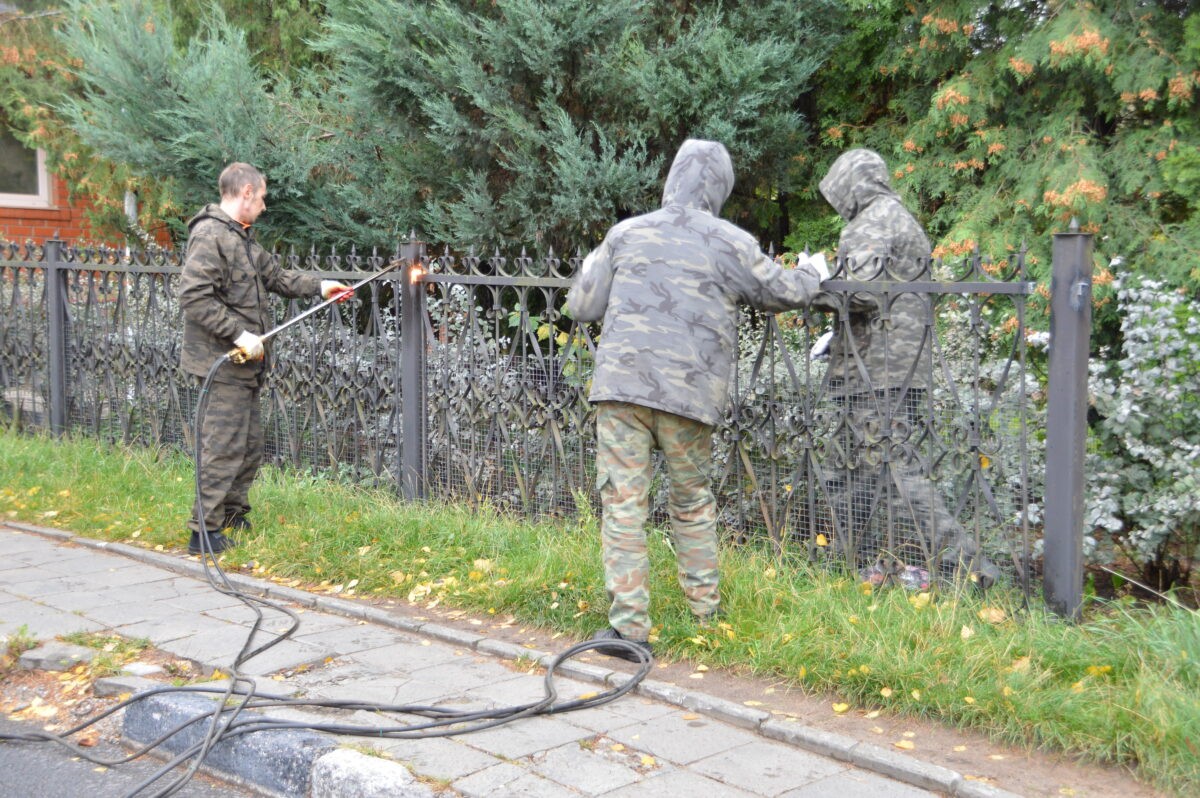 В Твери демонтируют незаконные ограждения