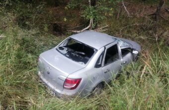 LADA "вылетела" в кювет и врезалась в дерево под Тверью