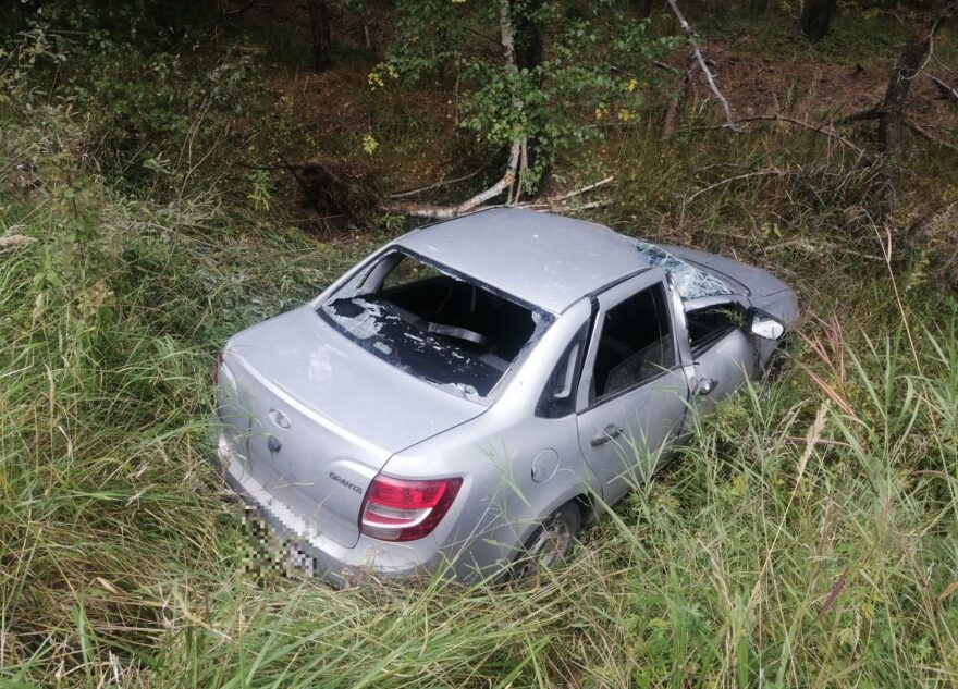 LADA "вылетела" в кювет и врезалась в дерево под Тверью