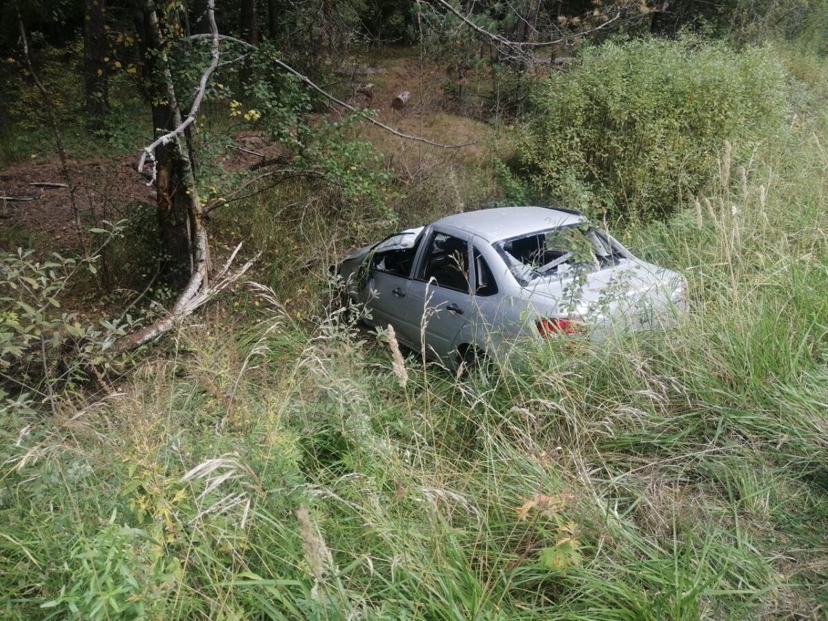 LADA "вылетела" в кювет и врезалась в дерево под Тверью
