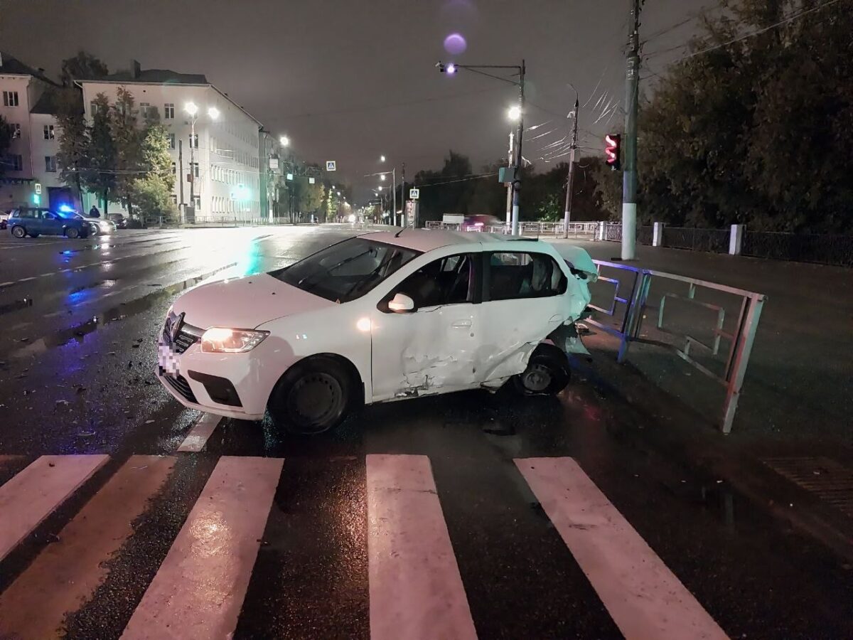 В столкновении двух иномарок в Твери пострадали оба водителя