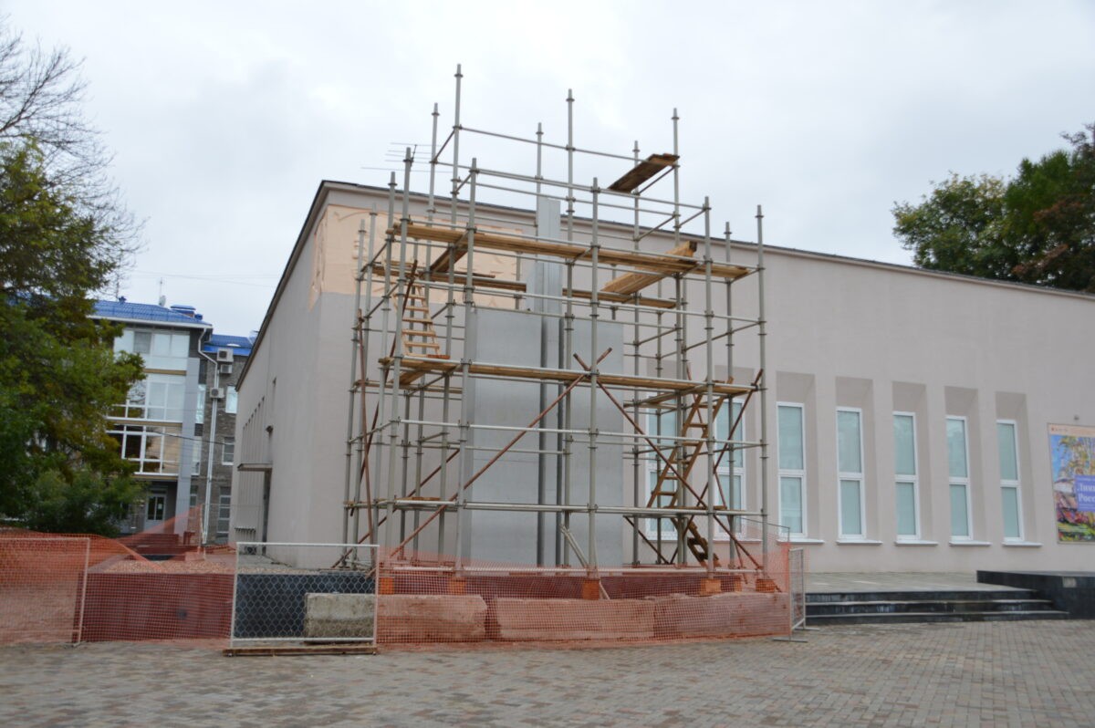 В Твери продолжается строительство памятника комсомольцам