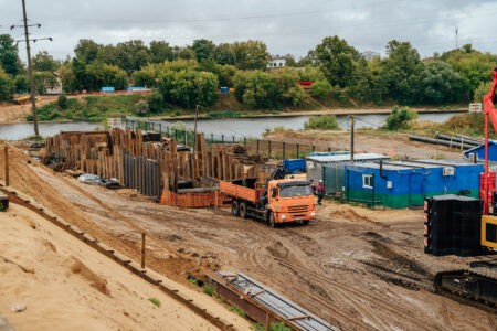 В Твери на стройплощадку Западного моста поступила первая партия металлоконструкций