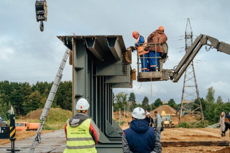 В Твери на стройплощадку Западного моста поступила первая партия металлоконструкций