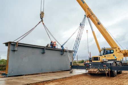 В Твери на стройплощадку Западного моста поступила первая партия металлоконструкций