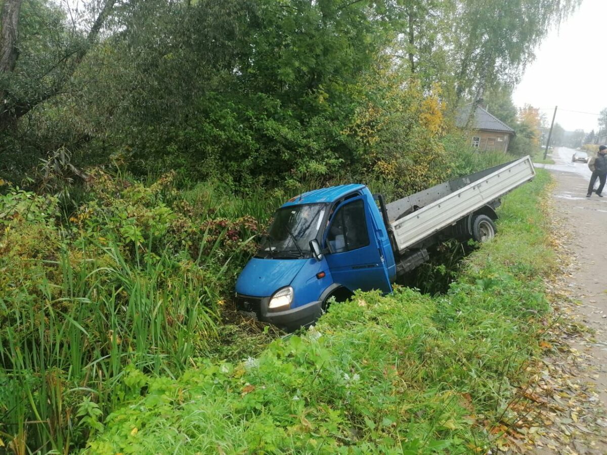 В Тверской области ГАЗель вылетела в канаву после столкновения с легковушкой