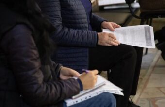 Депутаты, общественники и спортсмены пришли на избирательные участки, чтобы отдать свои голоса