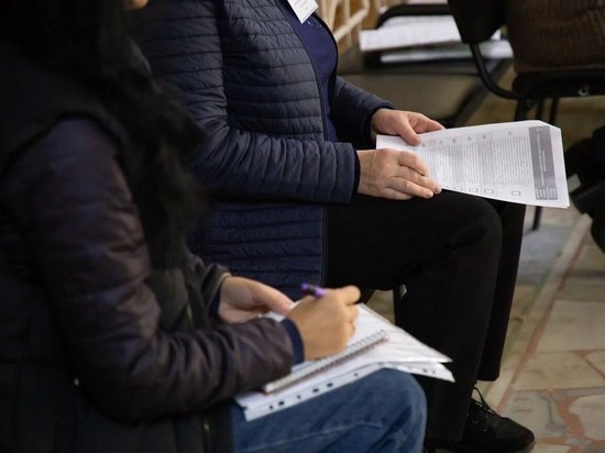 Депутаты, общественники и спортсмены пришли на избирательные участки, чтобы отдать свои голоса