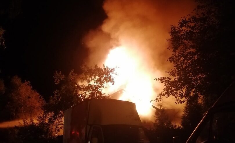 Жилой дом сгорел в деревне в Тверской области