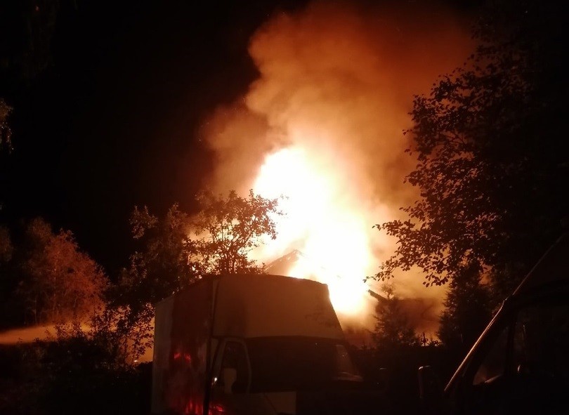 Жилой дом сгорел в деревне в Тверской области