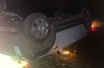 В Тверской области иномарка протаранила ограждение моста и упала в реку