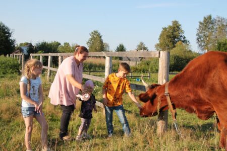 Семья Андроник представляет Вышневолоцкий округ на конкурсе "Семейное подворье" Семья Андроник представляет Вышневолоцкий округ на конкурсе "Семейное подворье"
