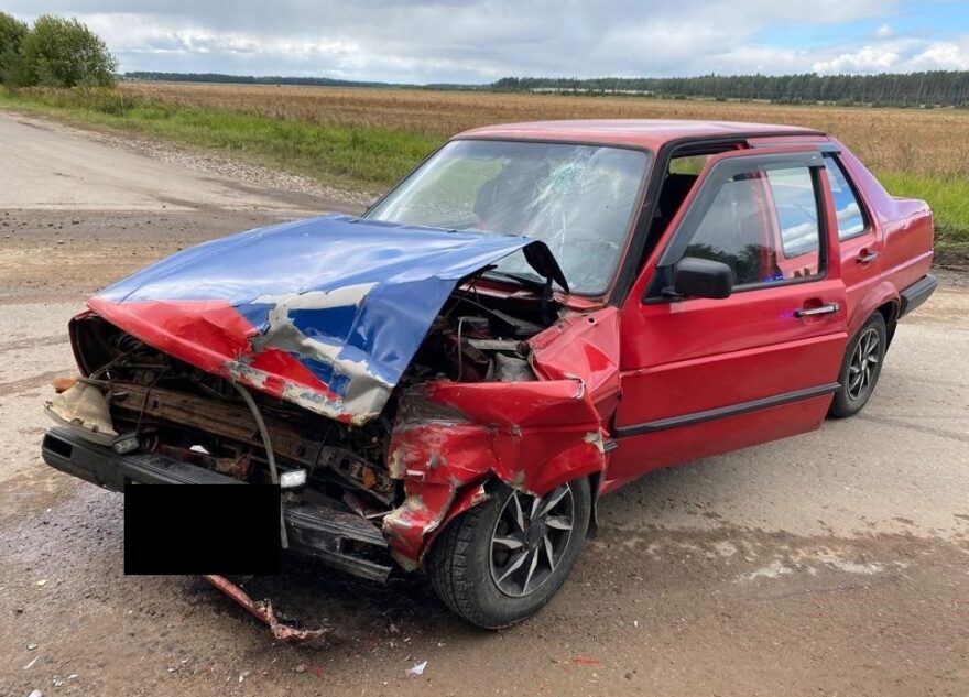 Opel и Volkswagen столкнулись под Тверью, есть пострадавший Opel и Volkswagen столкнулись под Тверью, есть пострадавший