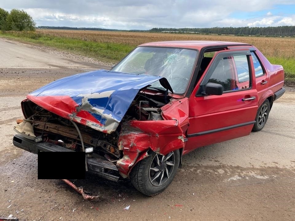 Opel и Volkswagen столкнулись под Тверью, есть пострадавший