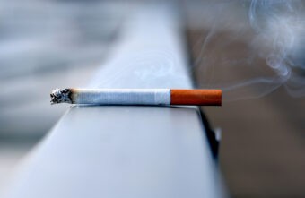 В России могут запретить все сигареты, кроме самозатухающих