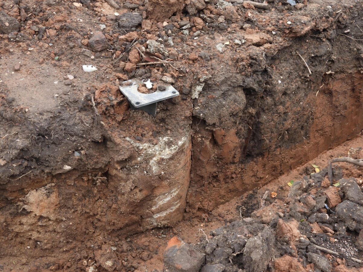 В Калязине при прокладке кабелей находят старинные вымостки и фундаменты