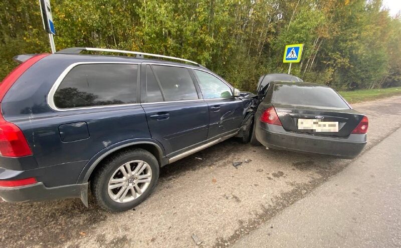 Два автомобиля столкнулись на "Золотом кольце" под Тверью, есть пострадавшая Два автомобиля столкнулись на "Золотом кольце" под Тверью, есть пострадавшая