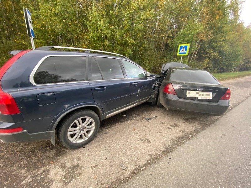 Два автомобиля столкнулись на "Золотом кольце" под Тверью, есть пострадавшая