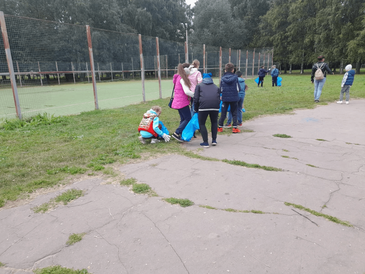 В Твери депутаты Гордумы и общественник организовали субботник на стадионе школы