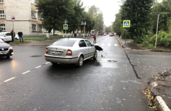 Женщина пострадала в столкновении BMW и Skoda в Твери Женщина пострадала в столкновении BMW и Skoda в Твери