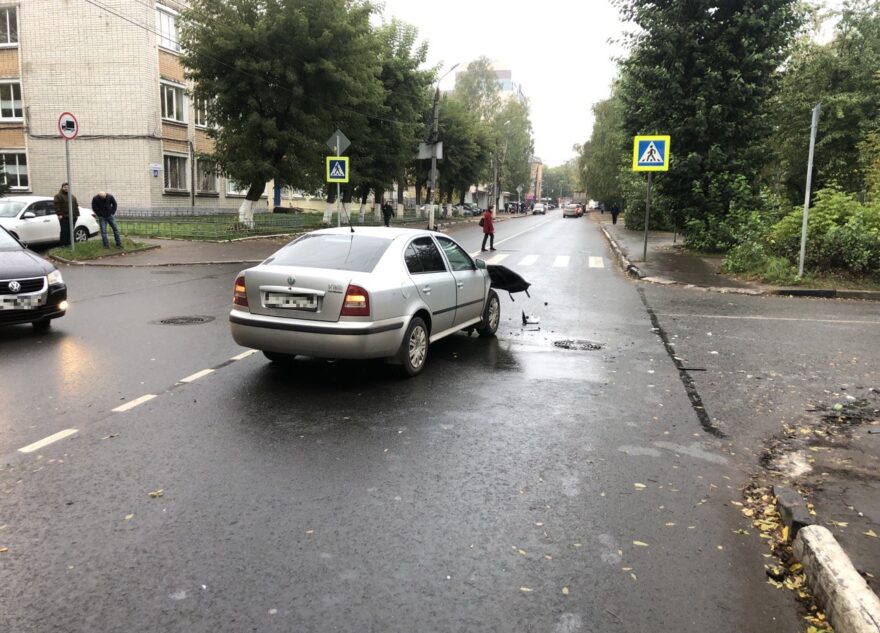 Женщина пострадала в столкновении BMW и Skoda в Твери