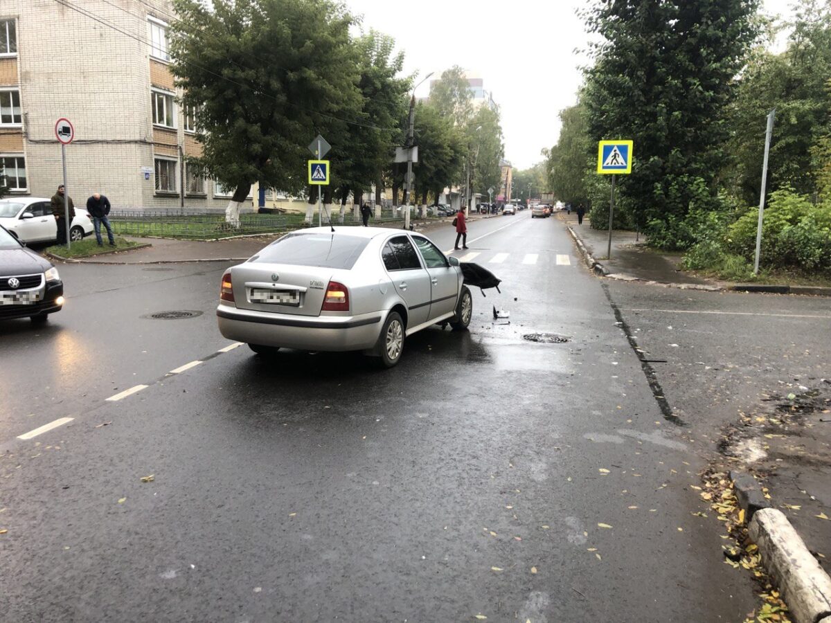 Женщина пострадала в столкновении BMW и Skoda в Твери