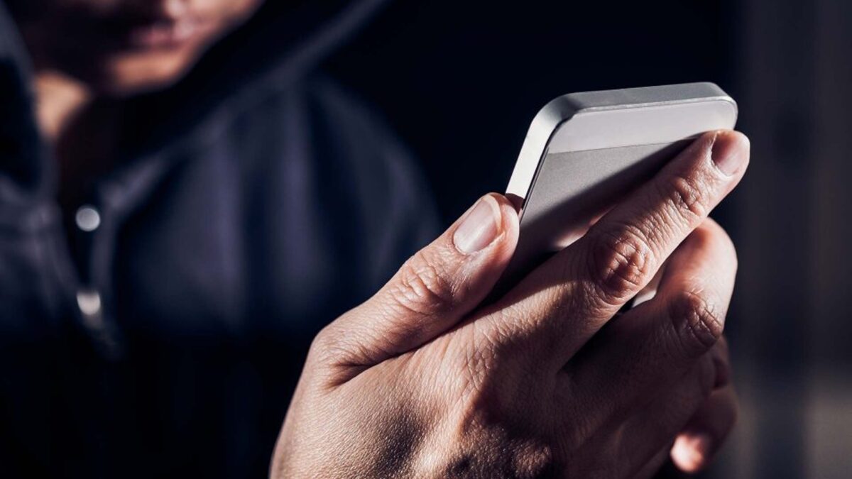 Полицейские напомнили жителям Тверской области портрет телефонного мошенника