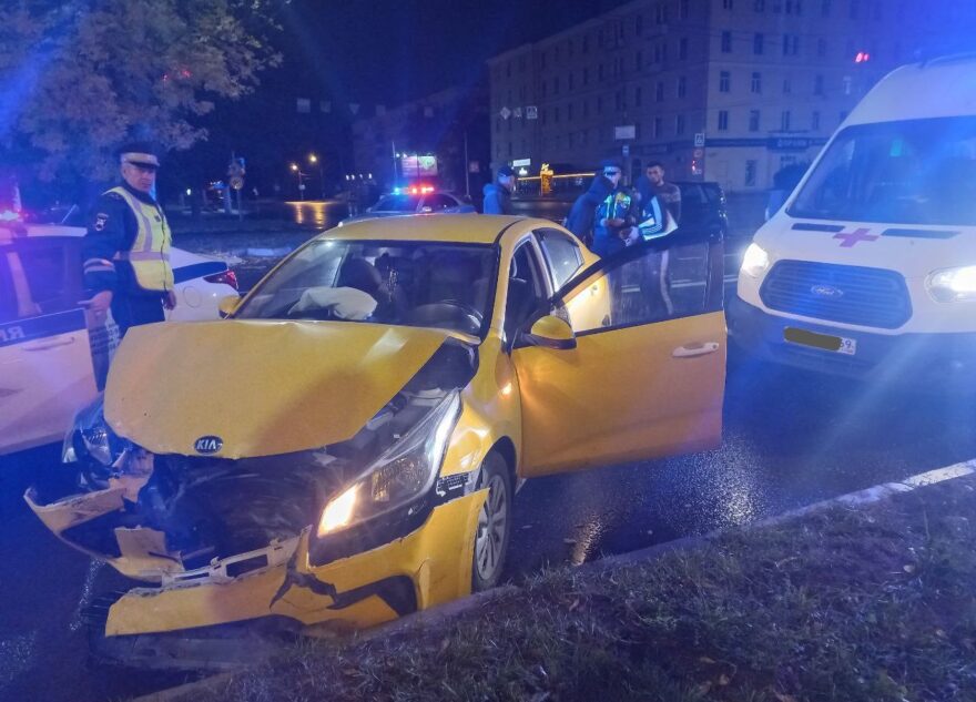 В Твери в ДТП столкнулись 2 автомобиля, есть пострадавший