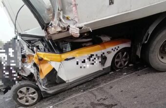 Водитель иномарки "догнал" ГАЗ на трассе в Тверской области